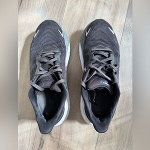 Hoka Arahi Womens black athletic shoes